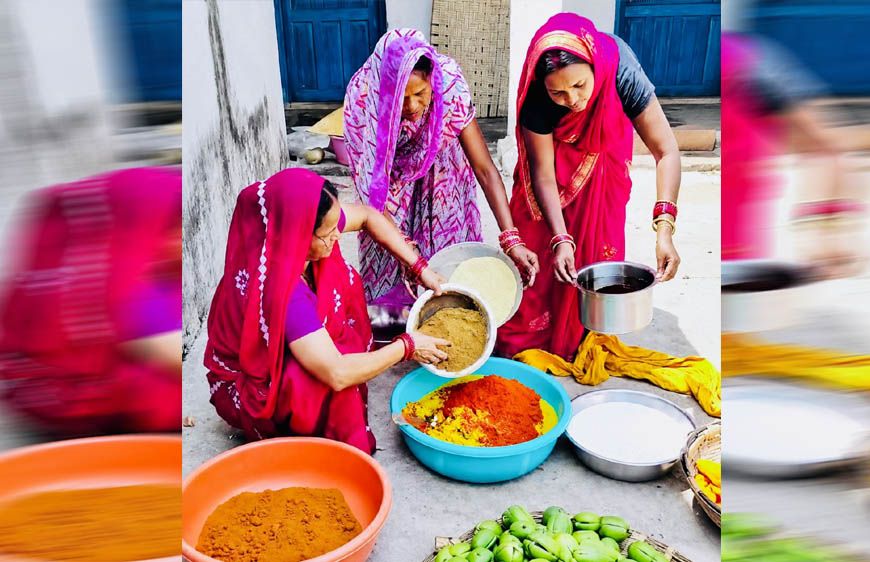 रायपुर : ’अचार के स्वाद में घुली आत्मनिर्भरता, बिहान ने बदली माँ जगदंबा समूह की महिलाओं की जिंदगी’