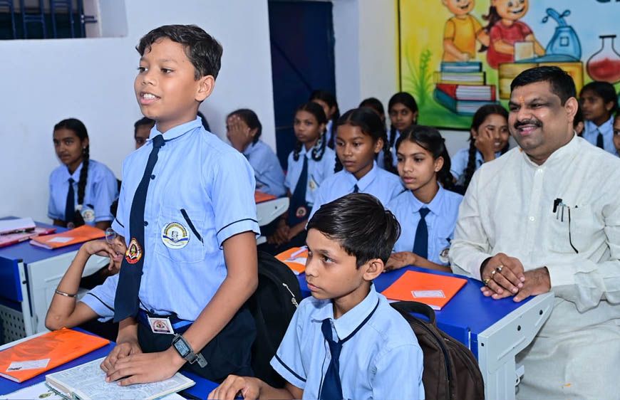 रायपुर : शाला प्रवेशोत्सव: शिक्षा मंत्री गजेन्द्र यादव ने बच्चों संग बैठकर सिखाया पहाड़ा, स्मार्ट क्लास का किया लोकार्पण