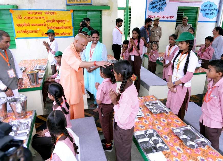 मुख्यमंत्री ने अपने हाथों से बच्चों को परोसा भोजन