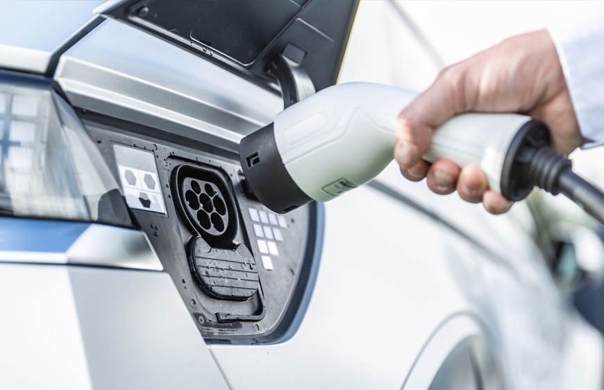 EV Charging Alert: भारत के 45% घर इलेक्ट्रिक कार चार्जिंग के लिए अनफिट, लापरवाही से लग सकती है आग