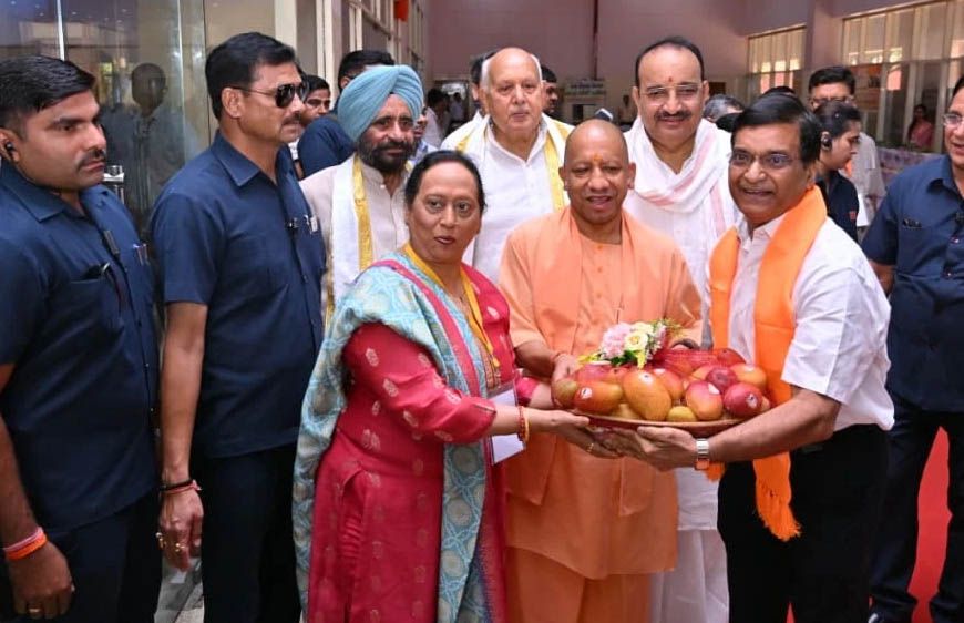 UP Mango Festival: आधा किलो का आम देख CM योगी हुए खुश, प्रदर्शनी में आकर्षण का बना केंद्र
