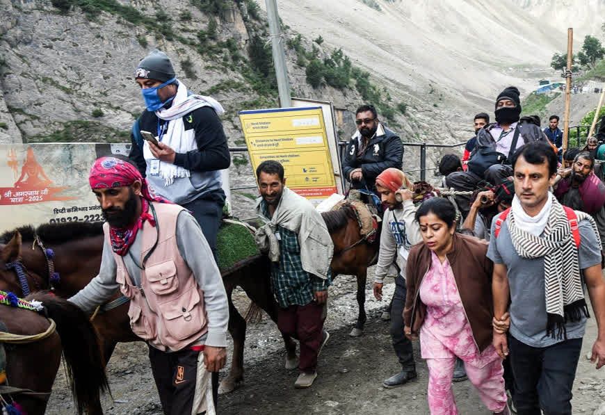 अमरनाथ यात्रा 2026: 4,812 श्रद्धालुओं का तीसरा जत्था जम्मू से रवाना, सेना के कड़े सुरक्षा घेरे में शुरू हुआ सफर