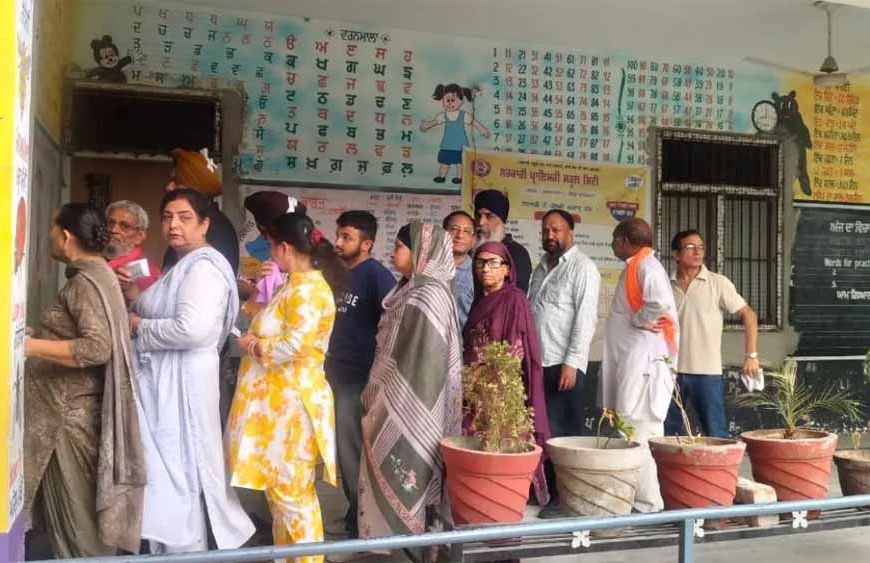 फाजिल्का के जलालाबाद नगर परिषद चुनाव में वोटिंग जारी, 79 उम्मीदवारों की किस्मत EVM में कैद