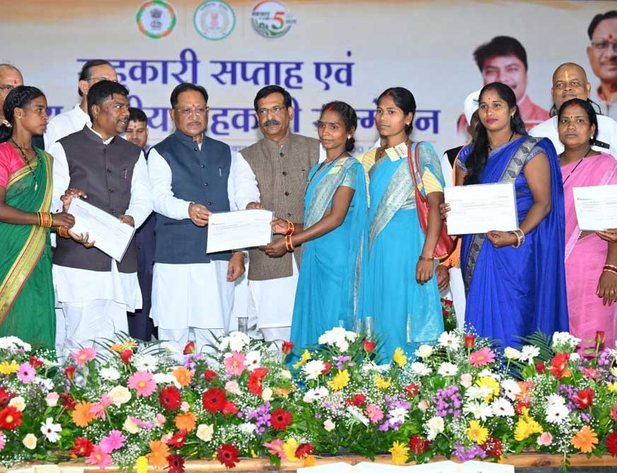 मुख्यमंत्री  विष्णुदेव साय ने जशपुर के वन धन विकास केंद्र पंचक्की की महिला स्व-सहायता समूह को किया सम्मानित
