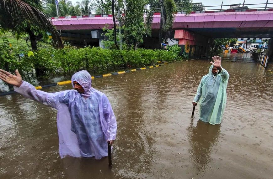 मुंबई में बारिश का कहर! सड़कों पर घुटनों तक पानी, रेलवे ट्रैक डूबे, स्कूल-कॉलेज बंद