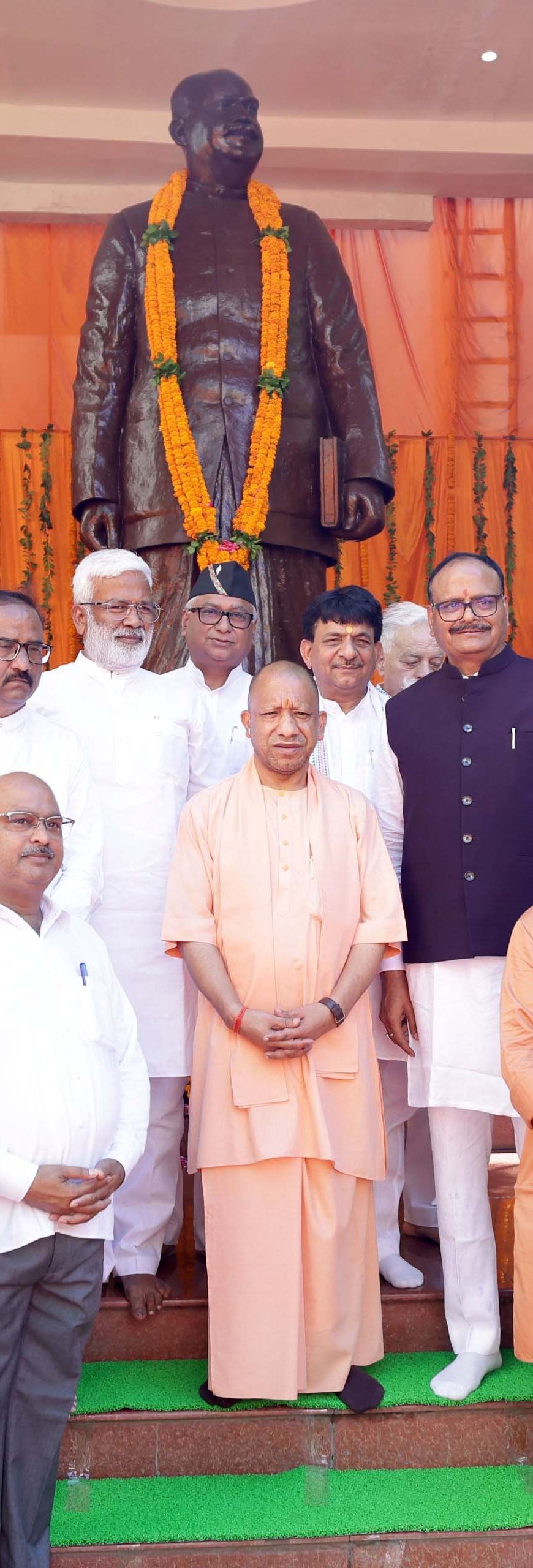 योगी आदित्यनाथ ने डॉ. श्यामा प्रसाद मुखर्जी को भारत की एकता का महान सपूत बताया