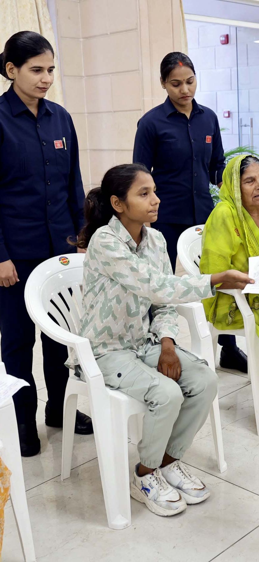 मुख्यमंत्री योगी आदित्यनाथ ने जनता दर्शन में सुनीं फरियादियों की समस्याएं