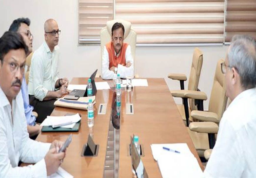 स्वास्थ्य संस्थाओं में गुणवत्तायुक्त दवाओं की समयबद्ध उपलब्धता सुनिश्चित की जाए: उप मुख्यमंत्री शुक्ल