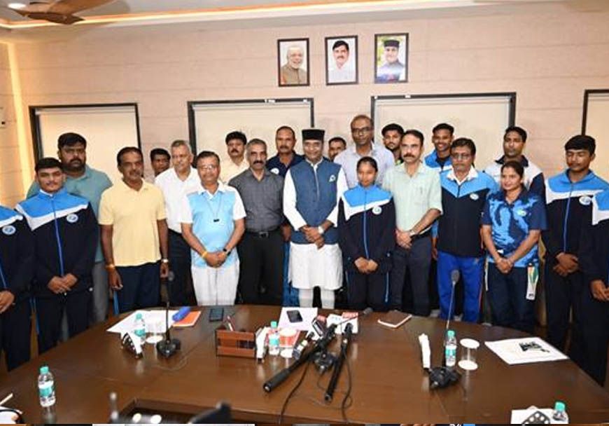 एशियन गेम्स के लिए क्वालीफाई करने वाले खिलाड़ियों से टी.टी. नगर स्टेडियम में मिले मंत्री सारंग