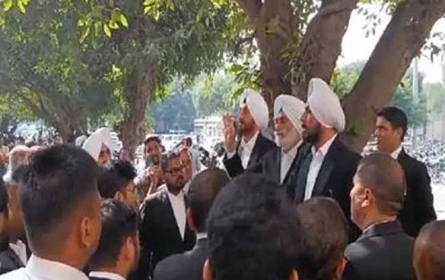 पंजाब के वकीलों की अनिश्चितकालीन हड़ताल शुरू, कोर्ट का कामकाज हुआ ठप्प