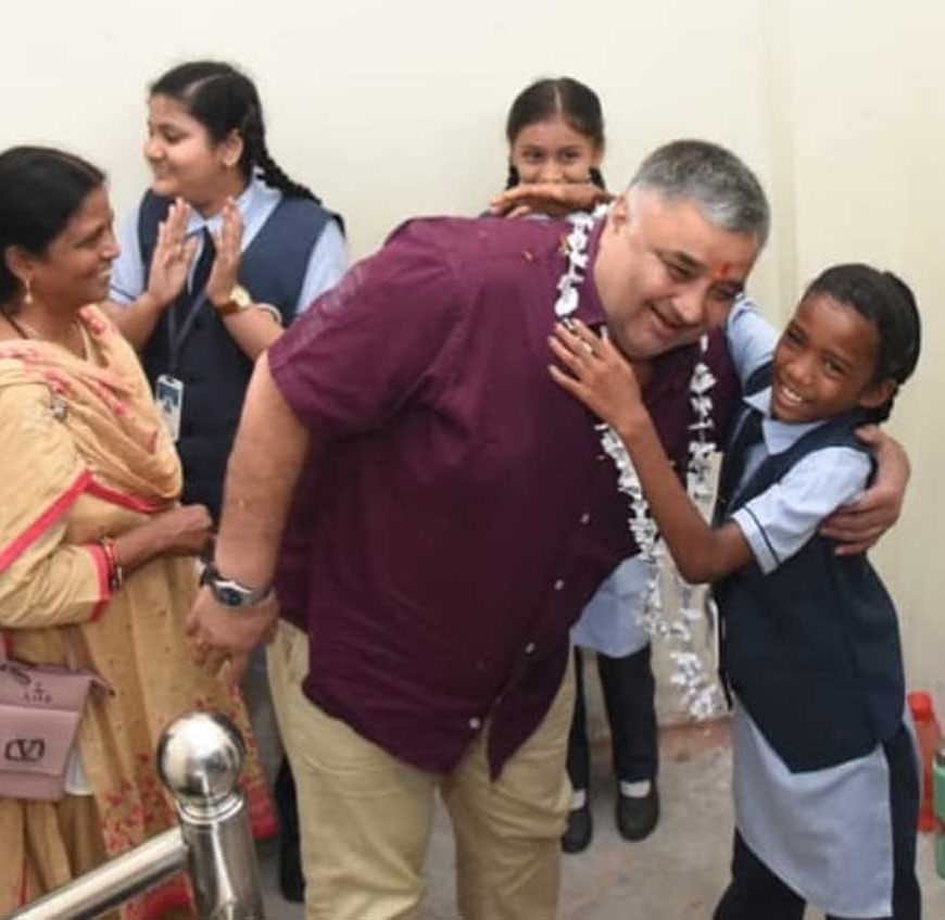 बेटियों के सपनों को मिली नई उड़ान, शाला प्रवेश उत्सव में शामिल हुए पर्यटन एवं संस्कृति मंत्री  राजेश अग्रवाल