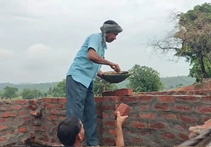 डिंडौरी में आदिवासियों ने चंदा जुटाकर बना दिया सरकारी स्कूल, 3 साल तक नहीं मिली सरकारी मदद