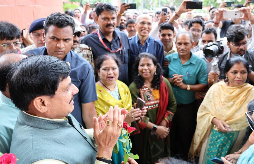 सीएम डॉ. मोहन ने 10 साल बाद दिया प्रमोशन, गदगद हुए कर्मचारी, ढोल-नगाड़ों से किया स्वागत