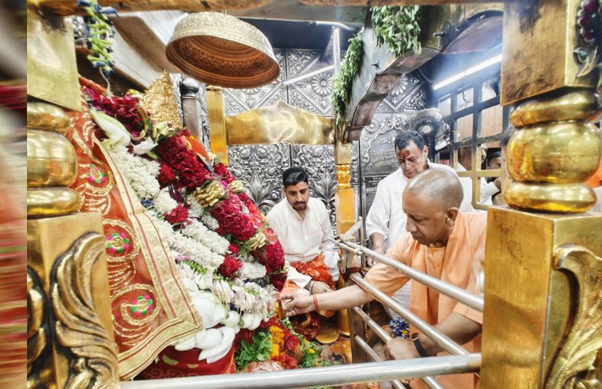 मुख्यमंत्री योगी ने मां विंध्यवासिनी के दरबार में की पूजा-अर्चना