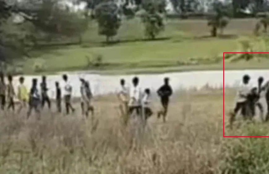बड़वानी में युवती को 25-30 युवक बाइक पर उठाकर ले गए! वायरल VIDEO से हड़कंप, जांच में 'देजा' प्रथा का एंगल