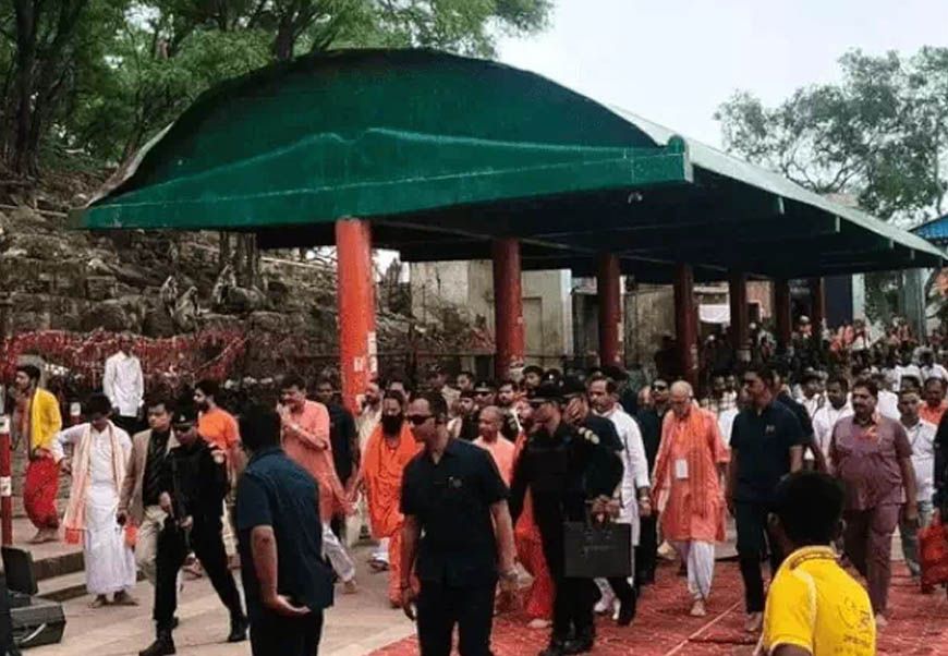 चित्रकूट दौरे पर CM योगी, कामदगिरि की परिक्रमा कर बरहा हनुमान मंदिर में की पूजा-अर्चना