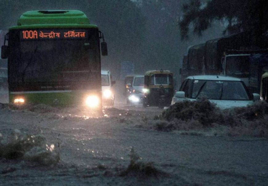 दिल्ली-NCR में बारिश से हाल बेहाल! नोएडा-गुरुग्राम की सड़कें जलमग्न, कई जगह लंबा ट्रैफिक जाम
