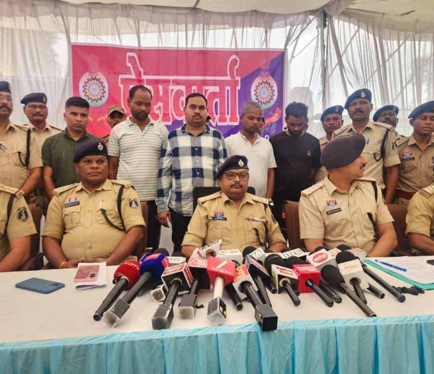 43 शिक्षकों से करोड़ों की लोन ठगी, 5 आरोपी गिरफ्तार, लैपटॉप और चेकबुक बरामद