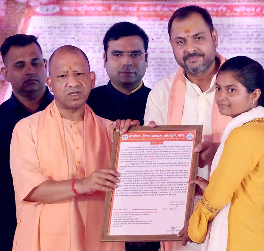 मुख्यमंत्री ने दो महिलाओं को आंगनबाड़ी सहायिका पद के लिए दिए नियुक्ति पत्र