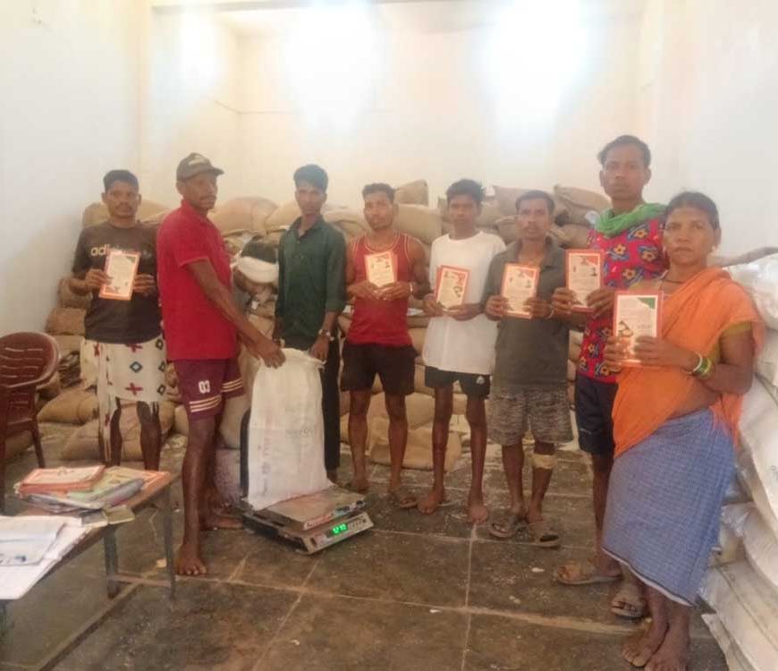 नारायणपुर जिला प्रशासन की अनूठी पहल- दुर्गम वनांचल गांवों तक ट्रैक्टर से पहुंचाया गया