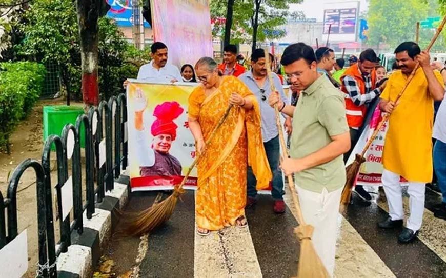 राजनाथ सिंह के जन्मदिन पर लखनऊ में चला 110 वार्डों का मेगा सफाई अभियान