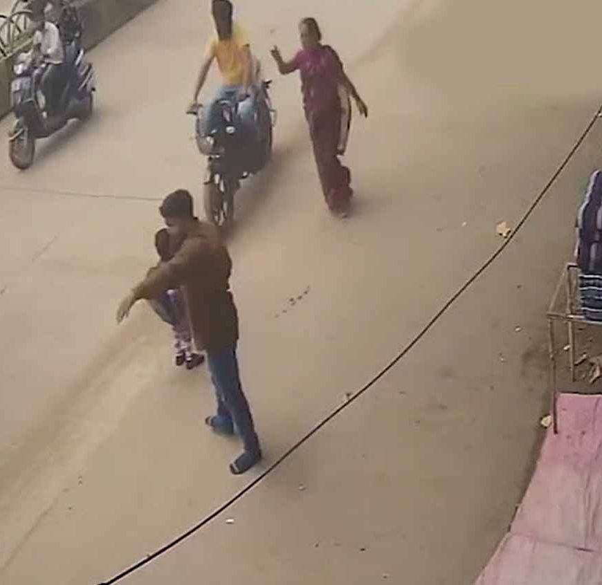 CG News: चलती स्कूल वैन का गेट खुला, सड़क पर गिरा मासूम; बड़ा हादसा टला