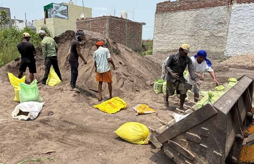 Jalandhar News: नहर का किनारा टूटा, कॉलोनियों में घुसा पानी; रातभर बचाव में जुटे रहे लोग