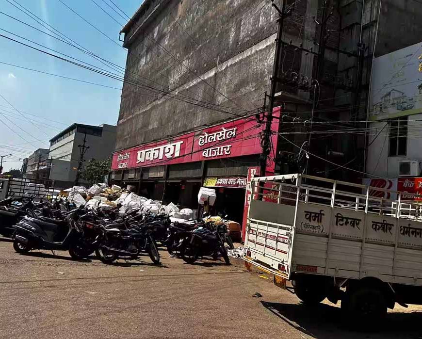 Raipur News: पंडरी कपड़ा मार्केट की सबसे पुरानी होलसेल दुकान से हटाया गया अवैध कब्जा