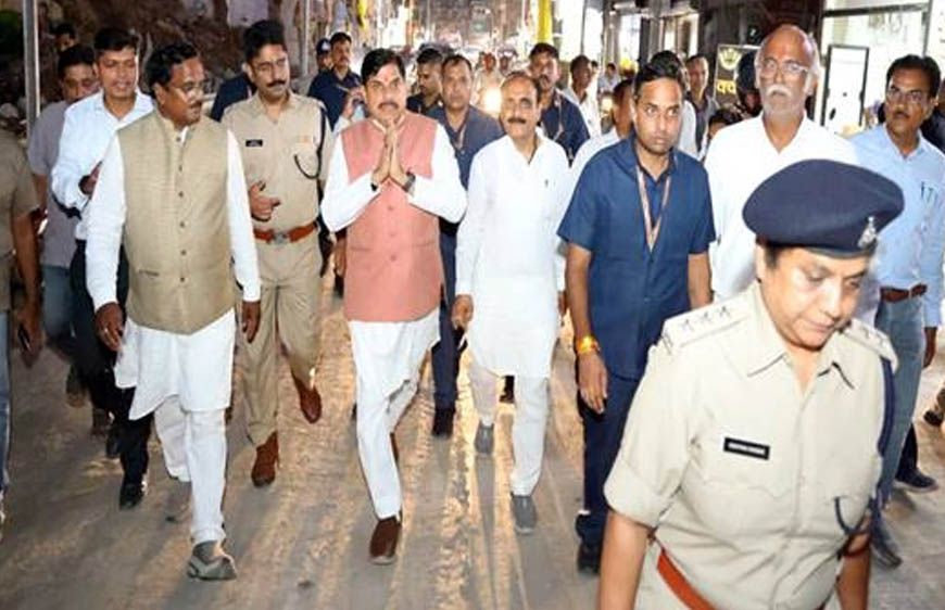 मुख्यमंत्री डॉ. यादव ने शहर का भ्रमण दो पहिया वाहन और पैदल चल कर किया
