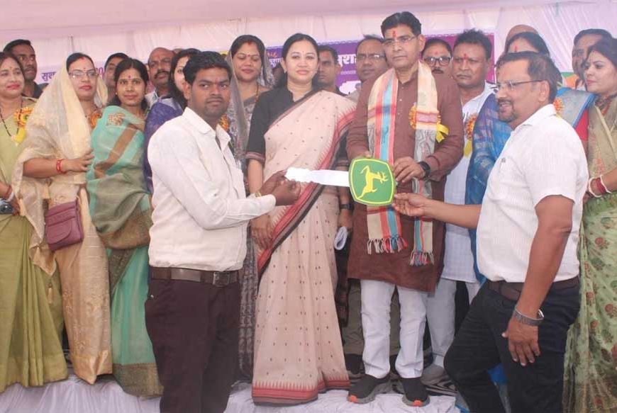 बदली बिलाईगढ़ के तिहारूराम की तकदीर: 4 लाख रूपए के अनुदान से मिला ट्रैक्टर