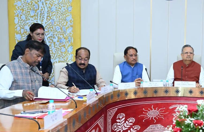 मानसून सत्र से पहले सौजन्य मुलाकात: मुख्यमंत्री विष्णु देव साय ने विधानसभा अध्यक्ष डॉ. रमन सिंह का किया अभिनंदन
