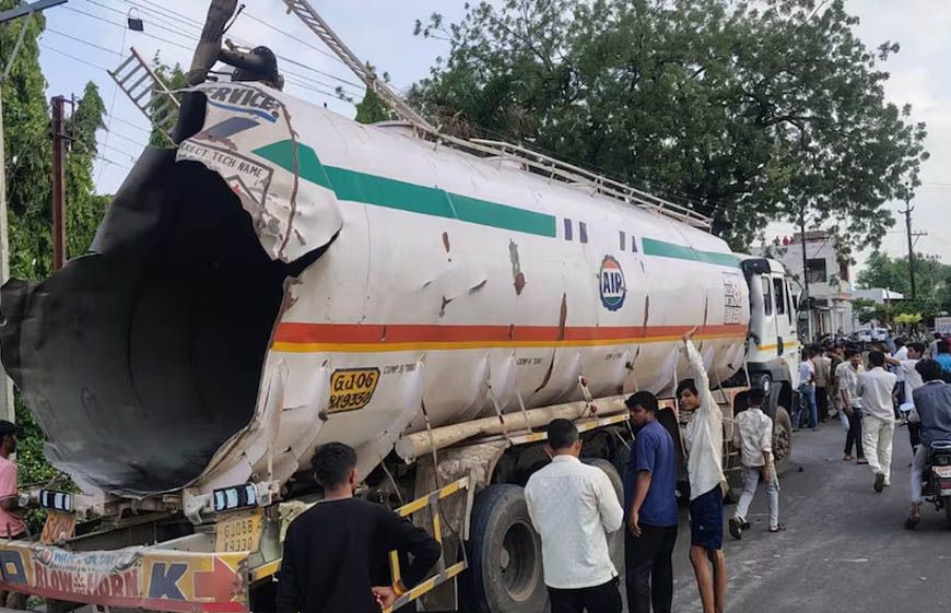 खरगोन में टैंकर में भीषण ब्लास्ट: वेल्डिंग के दौरान हुआ विस्फोट, 500 मीटर दूर तक उड़े परखच्चे