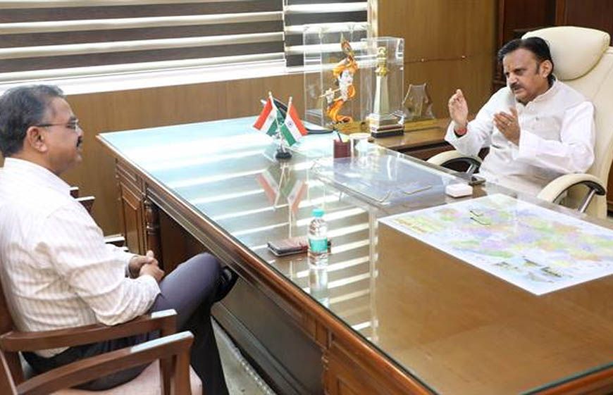 ज़िला अस्पतालों के उन्नयन एवं पद स्वीकृति की कार्यवाही प्राथमिकता से करें पूर्ण: उप मुख्यमंत्री शुक्ल