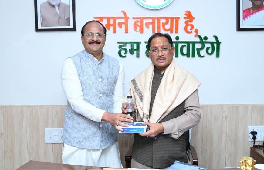 हज यात्रा संपन्न होने पर हज कमेटी अध्यक्ष ने सीएम विष्णु देव साय को भेंट किया ज़मज़म जल और खजूर