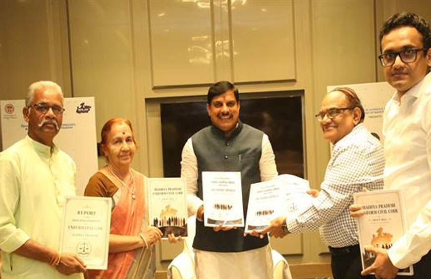 मुख्यमंत्री डॉ. यादव को समान नागरिक संहिता का 3 खंड का फाइनल प्रतिवेदन सौंपा