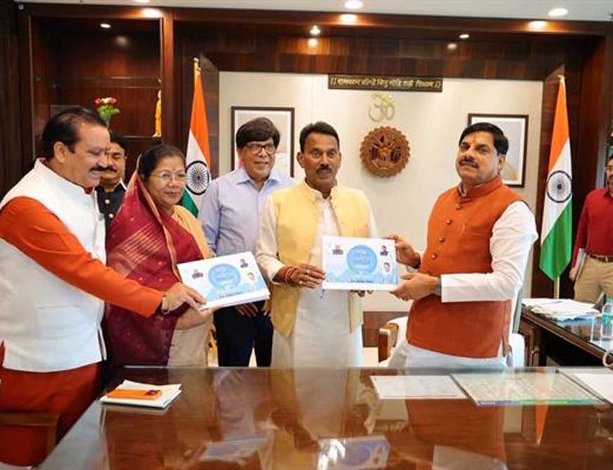 मुख्यमंत्री डॉ. यादव को जल संसाधन मंत्री  सिलावट ने अभियान की उपलब्धियां पर आधारित पुस्तिका की भेंट