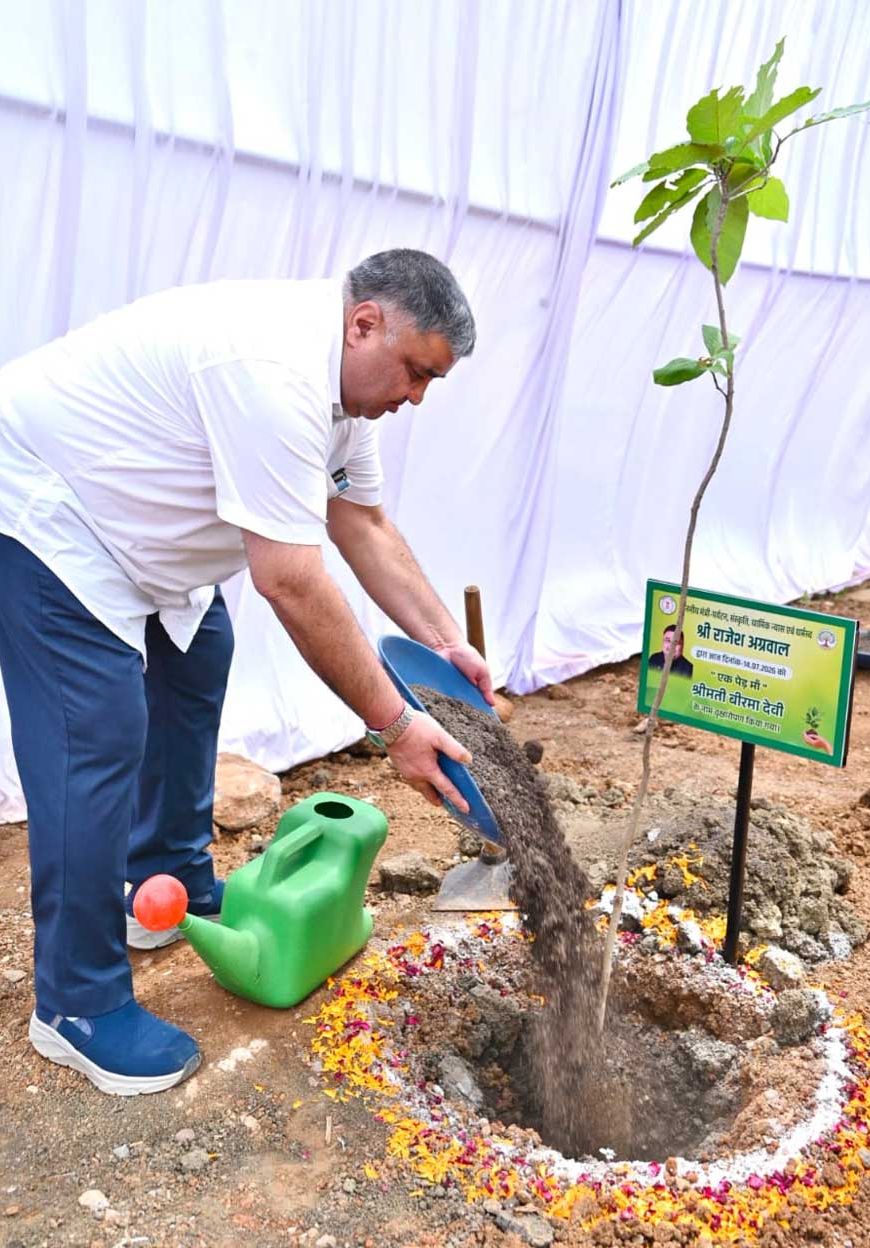 "एक पेड़ माँ के नाम" अभियान के तहत  मंत्री  राजेश अग्रवाल ने नवीन विधानसभा परिसर में लगाया पौधा