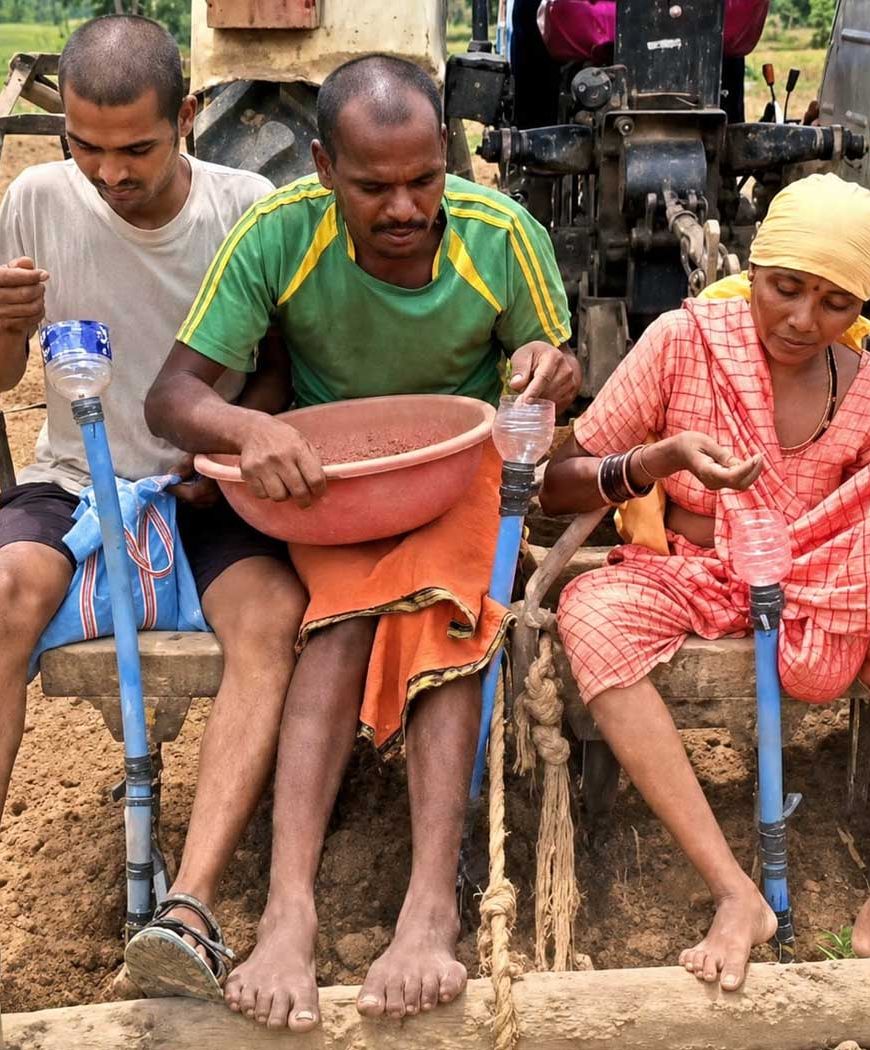 मुख्यमंत्री  विष्णु देव साय के कृषि नवाचार को बढ़ावा देने के संकल्प को मिली नई उड़ान, प्रगतिशील किसान भानुप्रताप ने जुगाड़ तकनीक से तैयार की सीड ड्रिल