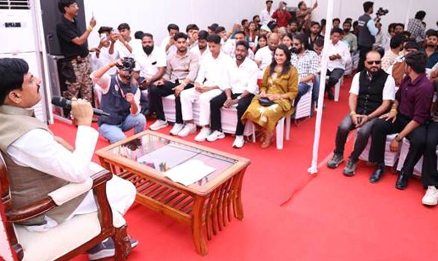 मुख्यमंत्री डॉ. यादव ने इंदौर में सोशल मीडिया इन्फ्लुएंसर्स के साथ किया आत्मीय व प्रेरक संवाद