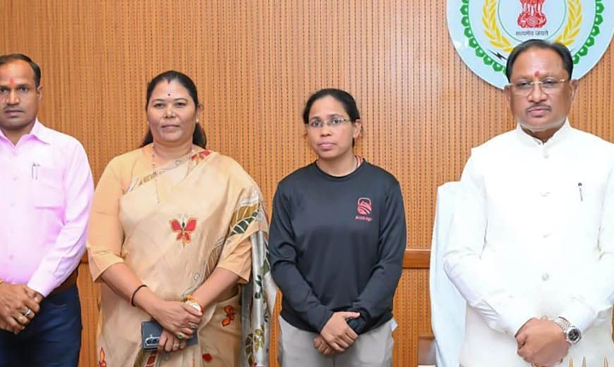 रायपुर : मुख्यमंत्री विष्णुदेव साय ने माउंट एवरेस्ट फतह करने वाली पर्वतारोही अमिता श्रीवास को दी बधाई