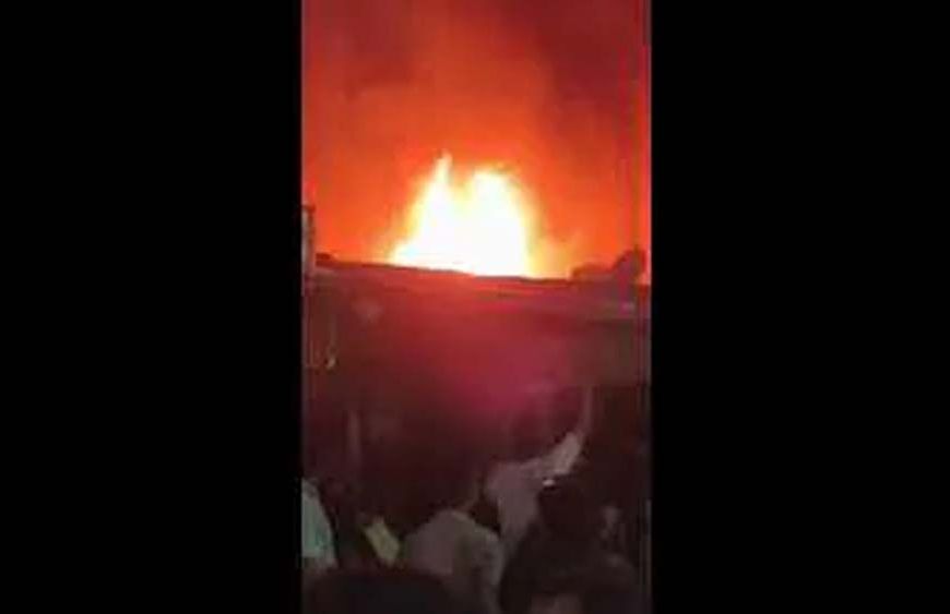 लखनऊ में आईआईएम रोड किनारे भीषण आग, सात दुकानें जलकर राख, लाखों का नुकसान