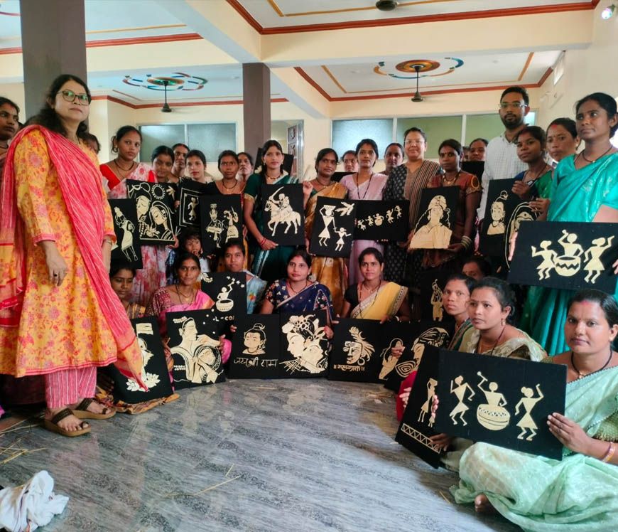 बलौदाबाजार में समूह की 40 महिलाओं को मिला धान और पैरा आर्ट का प्रशिक्षण