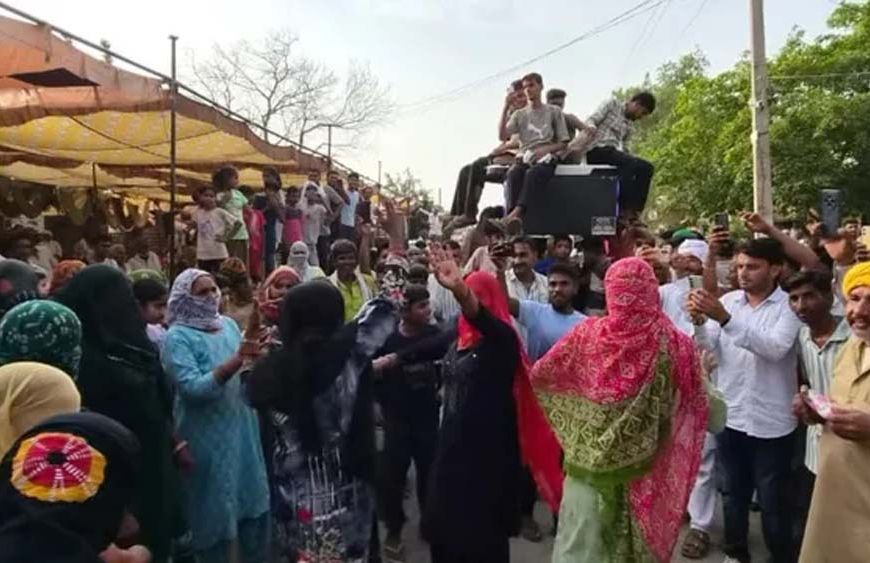 हांसी के चानौत गांव में लौटी पानी की टी, ग्रामीणों ने मनाया जश्न
