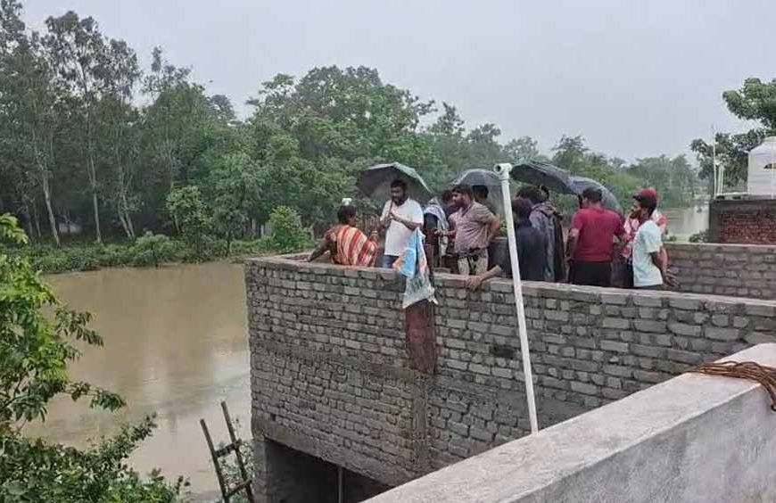 बिलासपुर में भारी बारिश से कई घर बने टापू, भूख-प्यास से जूझ रहे लोग
