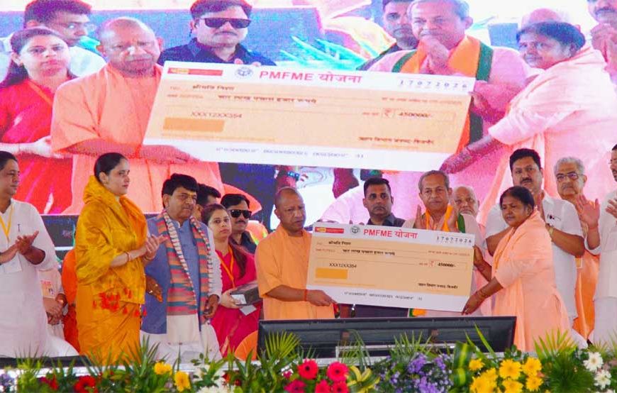 मुख्यमंत्री ने विभिन्न योजनाओं के लाभार्थियों को किया सम्मानित