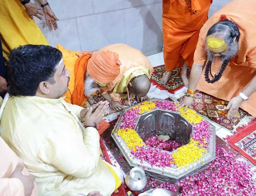 मुख्यमंत्री योगी ने श्री दूधेश्वरनाथ महादेव मठ मंदिर में किया जलाभिषेक, प्रदेश में सुख-समृद्धि एवं लोकमंगल की कामना की