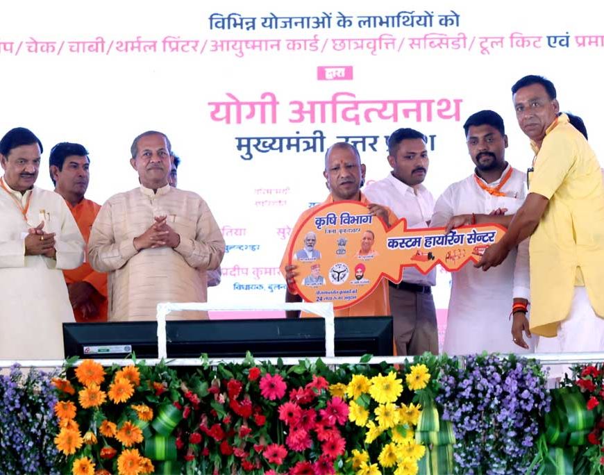 सपनों को मिले पंख: अमरोहा में सीएम योगी ने बांटी खुशियों की चाबी और स्वावलंबन के चेक