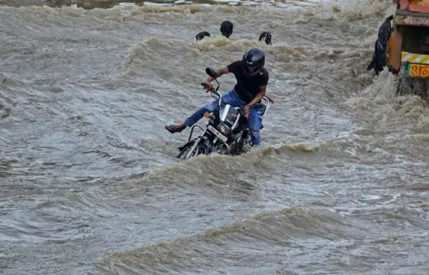 उत्तराखंड में रेड अलर्ट, दिल्ली समेत 11 राज्यों में भारी बारिश की चेतावनी, IMD का बड़ा अपडेट