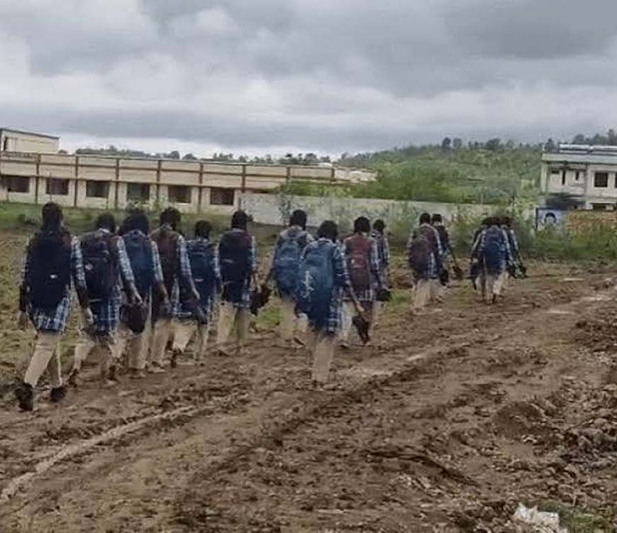 हल्की बारिश में दलदल बना सीएम राइज स्कूल मार्ग, छात्रों की बढ़ी परेशानी
