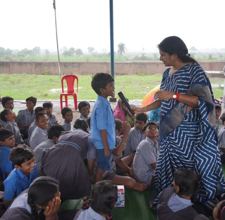 सोशल मीडिया की गुहार पर गांव पहुंची बाल चौपाल, बच्चों को मिले अधिकारों के सबक